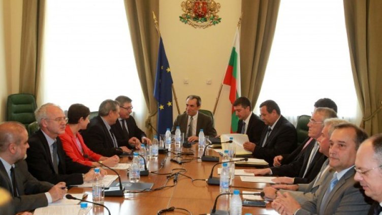 Протестиращи се събраха пред прозорците на МС по време на заседанието на правителството. Снимка: БТА