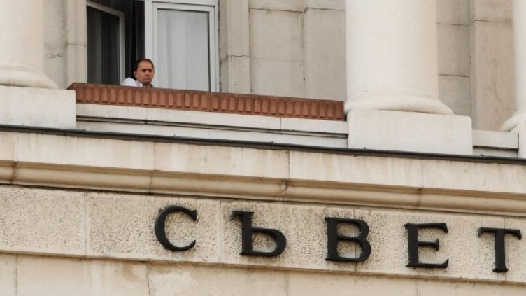 Бройкат протеста. Едно лице, една ръка, един апарат