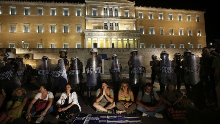 Протести имаше при гласуването на гръцкия парламент. Снимка: Ройтерс