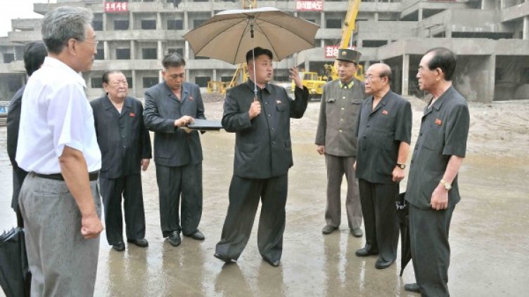 Ким Чен Ун на строежа на детска болница. Снимка: Reuters