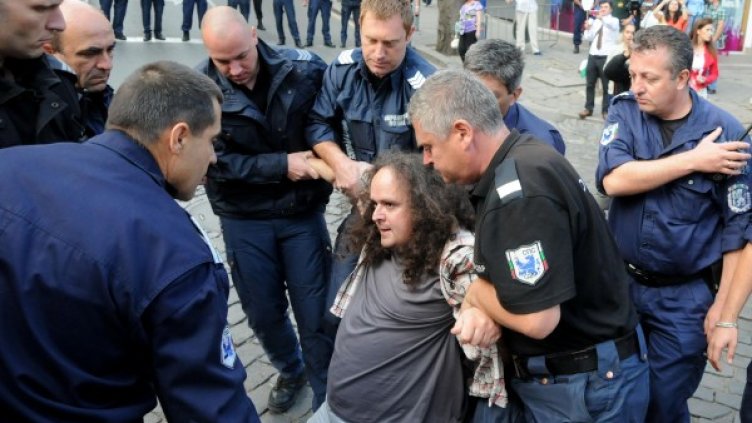 Полицията отвежда протестиращ. Снимка: Булфото