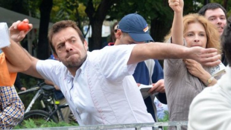 Недоволните продължават и в този час да хвърлят домати и яйца по сградата на Народното събрание. Снимка: Булфото