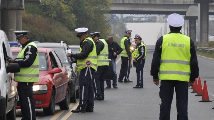 Станаха модерни акциите на КАТ, в които се гледат светлините, документите и се следи за пияни шофьори. Снимка: архив, Булфото