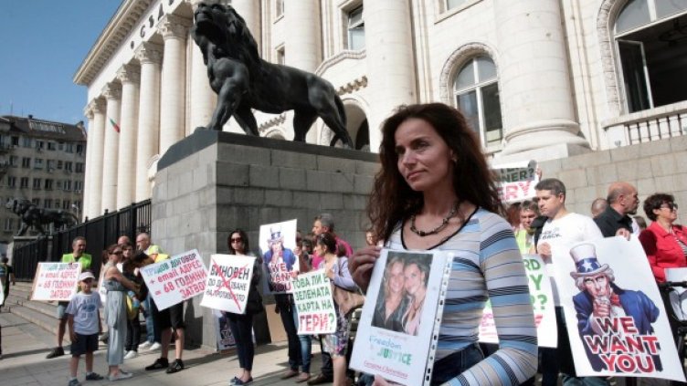 Стотици близки и приятели на Червенкова отново окупираха Съдебната палата. Снимка:  Булфото, архив