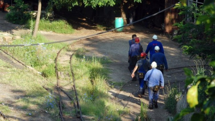 В рудника има непрекъснато спасителните екипи, които се сменят. Снимка: БТА