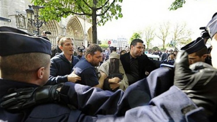 Изпратени са полицейски подкрепления, които да овладеят нажежената ситуация. Снимка: Reuters