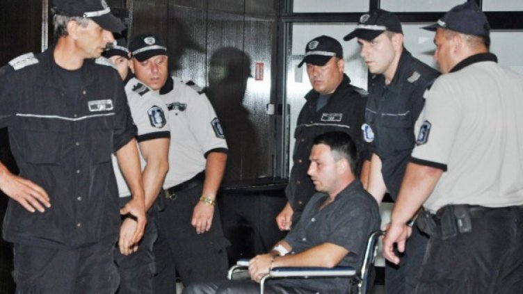 Каферинов беше доведен с количка в съда. Снимка: Булфото