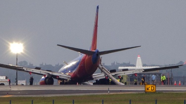 Самолетът Боинг 737 след приземяването на летището в Ню Йорк. Снимка: Reuters