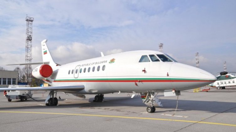 Пиршества по време на полет на правителствения "Фалкон". Снимка: Булфото