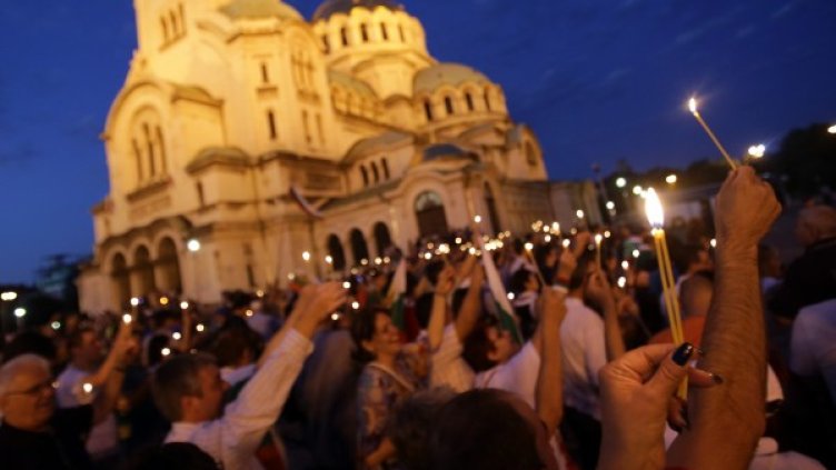 Трима министри и депутати все още барикадирани в НС 