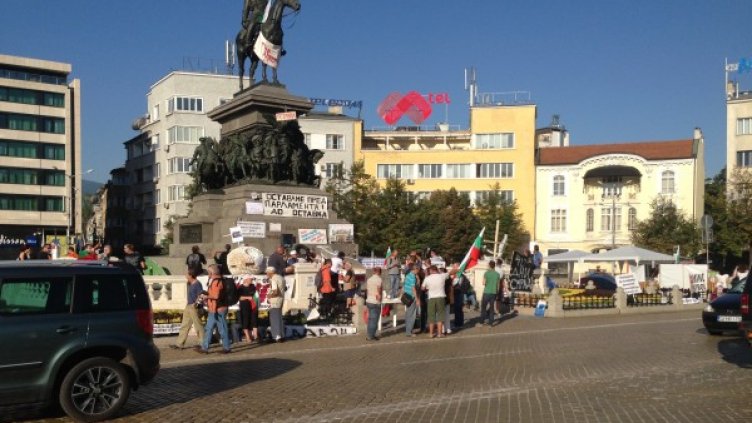 Протестиращи започват пак да се събират пред парламента. Снимка: Dnes.bg