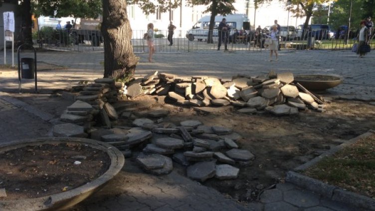 Откъртени плочки и сутрешно спокойствие. Снимка: Dnes.bg
Снимка: Dnes.bg