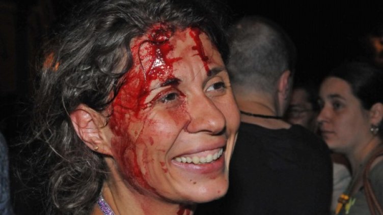 Тя е добре и днес пак ще е там, пред парламента, довечера. Снимка: Булфото