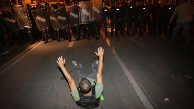 На 40 ден от протестите се стигна до сблъсъци. Снимка: БТА