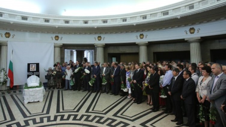 Червеното войнство се прости със Стратега