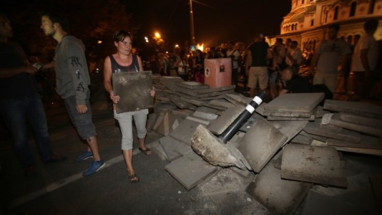 Пренесните вчера плочки. Снимка: БТА