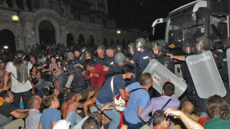 Протестиращите, полицаите, автобусът. Снимка: Булфото