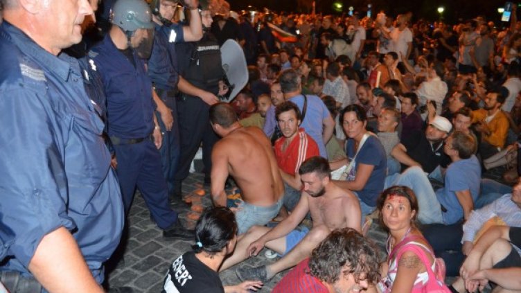 Актьорът Ивайло Захариев сред насядалите протестиращи. Снимка: Булфото
