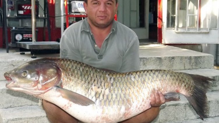 Щастливият рибар с улова си. Снимка: БТА