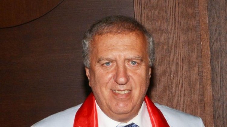 Томов е готов да извади всичко на показ. Снимка: Булфото