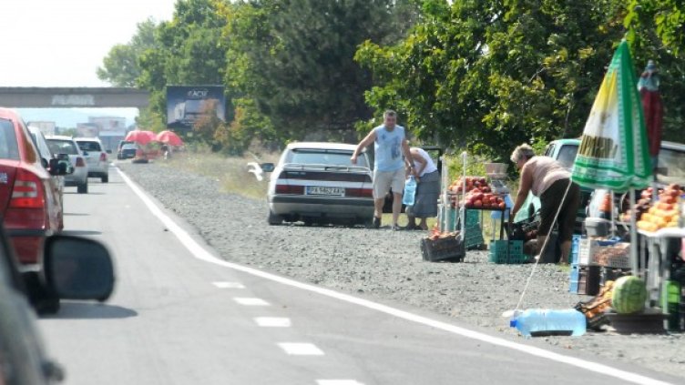 Миналата година само търговците на праскови бяха на сметка от задръстванията по пътя Бургас-София, но сега мизерстват. Снимка: Булфото