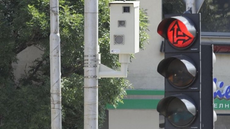 Катаджиите отстъпват път на камерите. Снимка: Булфото