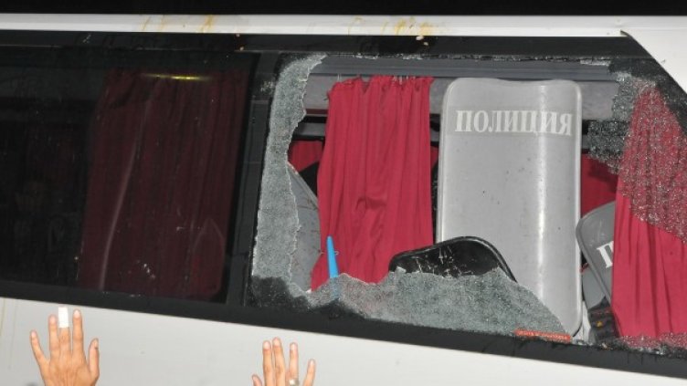 Полицаи вътре не е имало, но пък имаше полицейски щитове. Снимка: Булфото