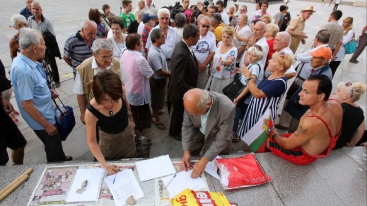 Продължава събирането на подписи в подкрепа на премиера пред НДК. Снимка: БТА