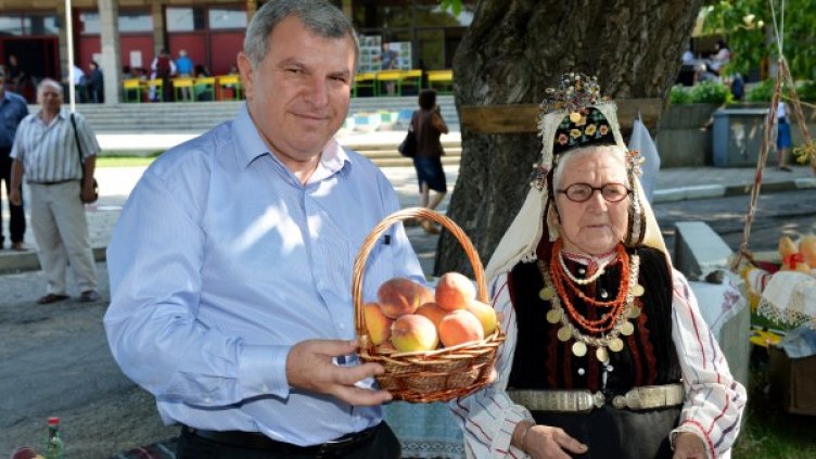 Министър Греков се радва на праскови - родно производство. Снимка: БТА