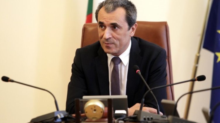 Орешарски учуден, но щастлив от броя на подписите в защита на правителството му. Снимка: БТА
Шествието с подписката. Снимка: БТА
И Мишо Шамара дойде да се види с премиера и да засвидетелства подкрепа. Снимка: БТА