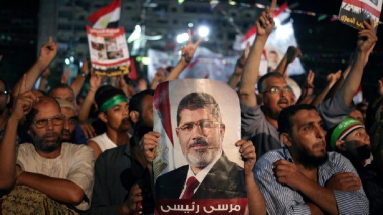 На плаката със снимката на Морси пише на арабски: "Морси е моят президент". Снимка: БТА