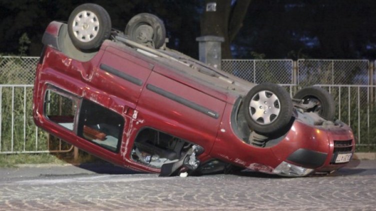 Обърнатият по таван  "Ситроен". Снимка: Булфото