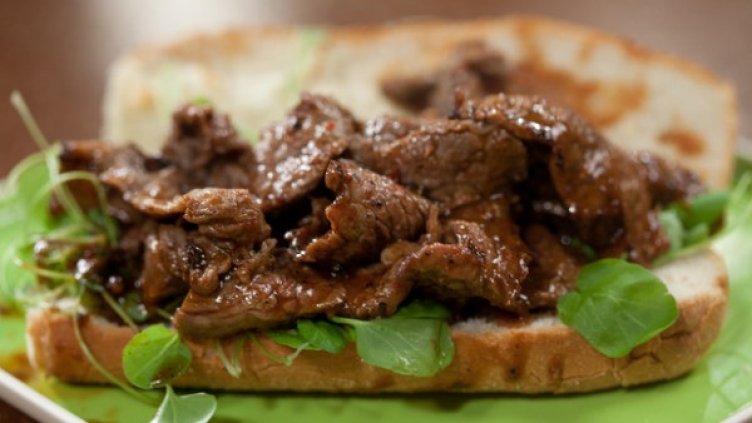 Отговорната мисия да дегустират историческото парче месо пък ще бъде поверена на двама журналисти. Снимка: flickr