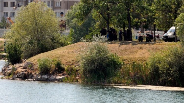 Езерето в "Дружба" често служи за къпане в летните жеги. Снимка: Булфото