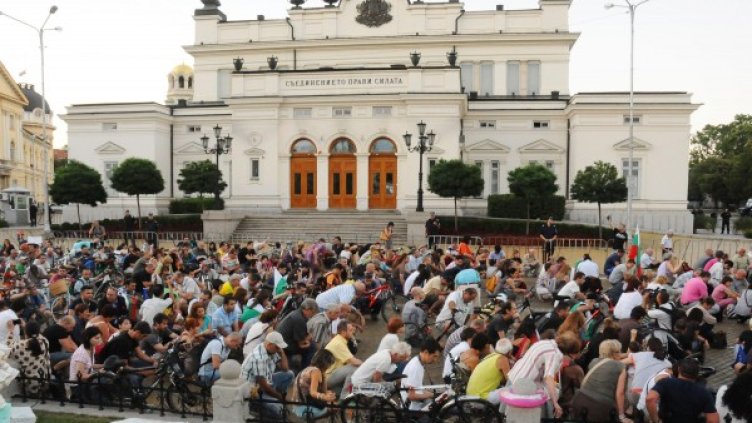 Протестиращите отдадоха почит на загиналите миньори в "Ораново". Снимка: Булфото