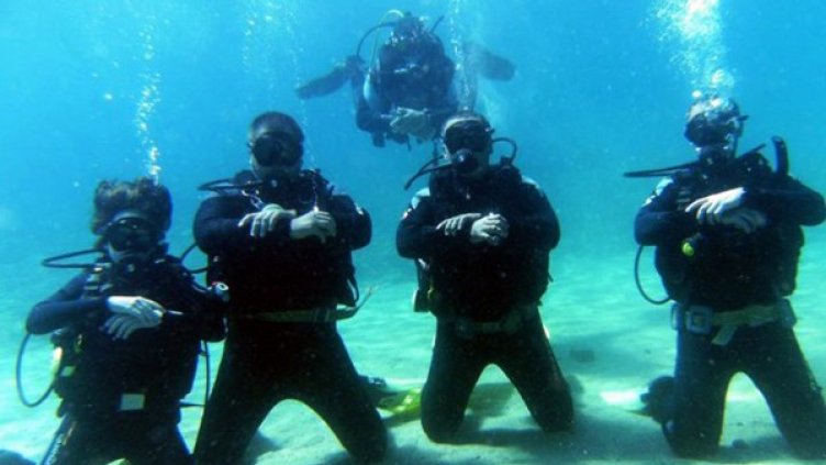 Водолази помагат за сватбата. Снимка: БТА