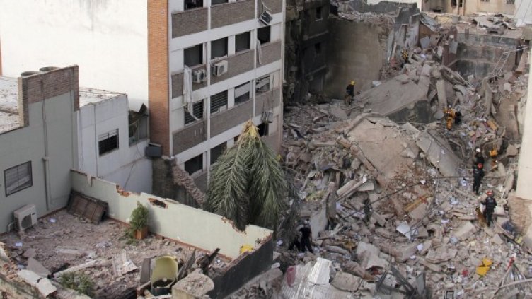 Спасителите издирват още 15 души, които може би се намират под развалините. Снимка: Reuters