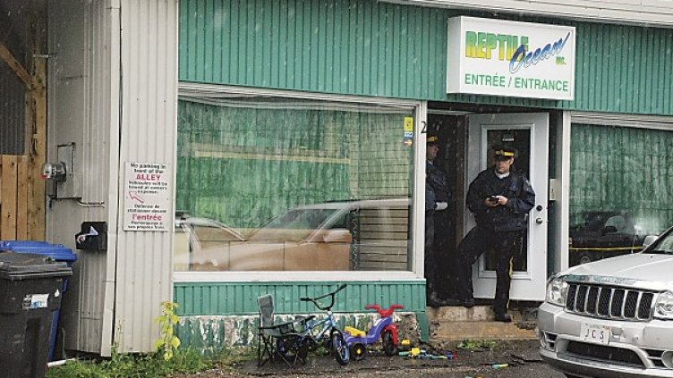 Полицаи пред зоомагазина в Канада. Снимка: Reuters