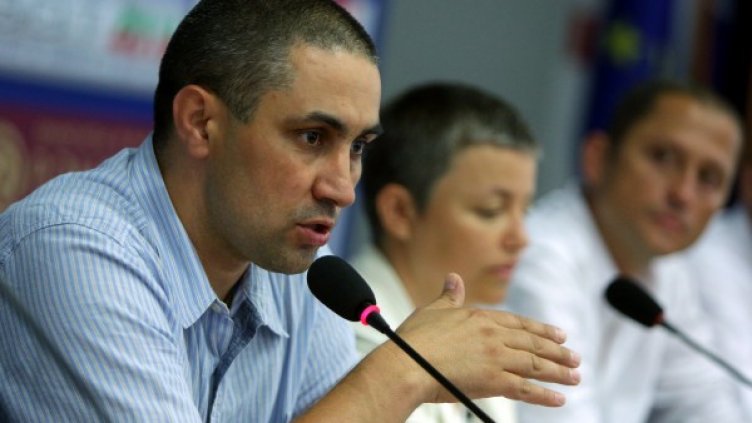 Лицата на протеста. Снимка: БТА
Бисер Миланов-Петното и провокаторите. Снимка: БТА
Полицията и протестиращите изпратиха по живо, по здраво провокаторите. Снимка: БТА
Лицата на протеста обявиха създаването на "Протестна мрежа" във Facebook. Снимка: БТА