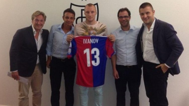 Иван Иванов с екипа на новия си отбор. Снимка: Facebook