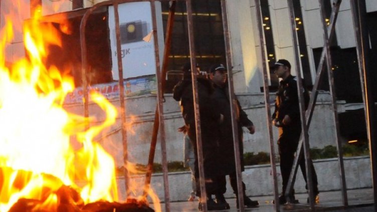 Униформените са действали светкавично и са предотвратили самозапалването. Снимка: Булфото