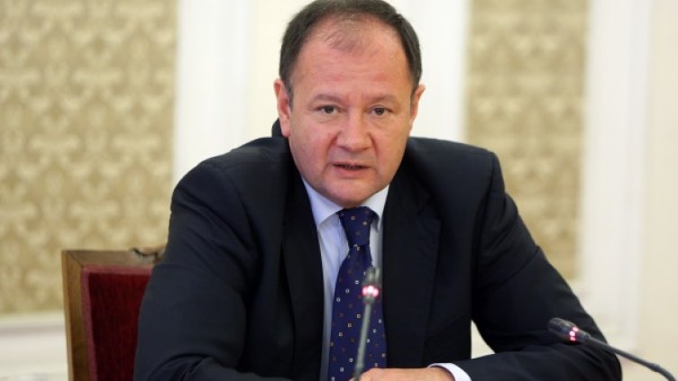 Миков свиква извънредно парламента следващите дни  