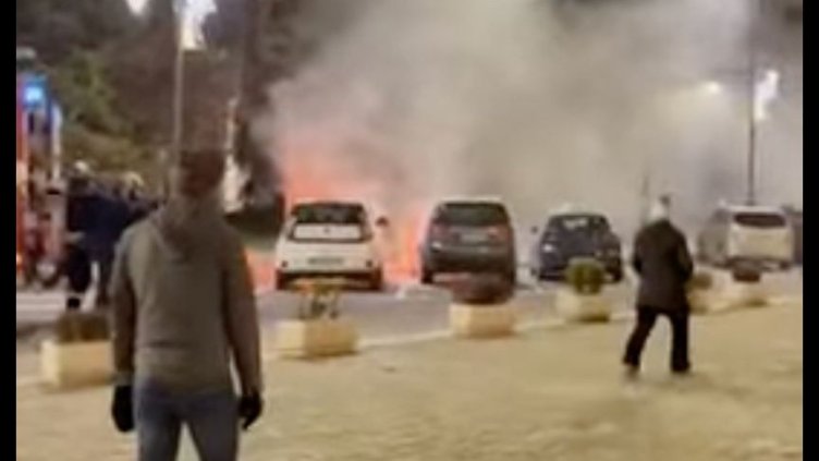 Електрическа кола пламна на пл. "Александър Невски" 