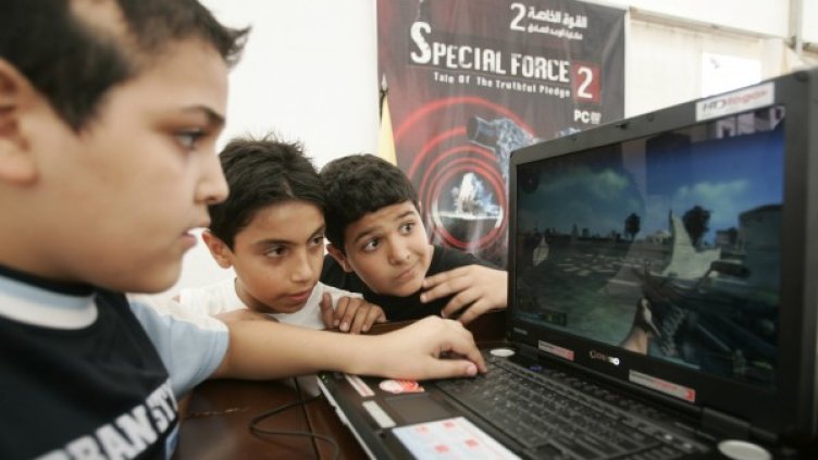 Децата масово стават жертва на тормоз в интернет. Снмка: архив Булфото