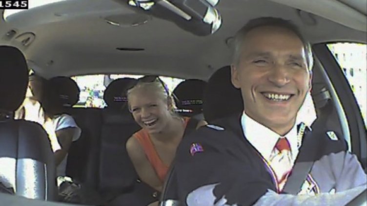 Столтенберг зад волана на таксито. Снимка: Reuters