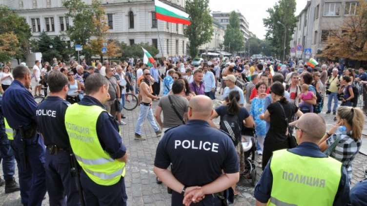 Полицията не позволи на протестиращи и контрапротестиращи да се срещнат. Снимка: БулФото