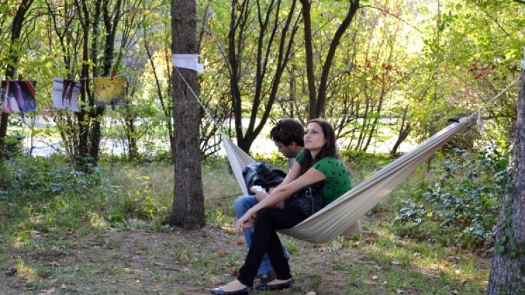 Младите българи мечтаят за добри доходи. Снимка: Булфото