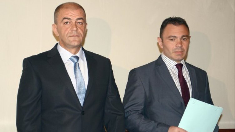 Комисар Тодор Гребенаров /ляво/ бе официално представен на личния състав от главния секретар на МВР Светлозар Лазаров. снимка: БТА