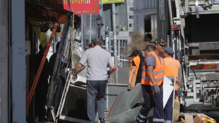 Разчистването в района на взрива продължава. Снимка: БТА