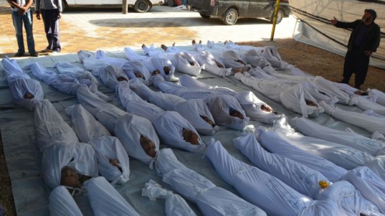 Сирийски активист до телата на хора, за които съобщава, че са били убити с нервнопаралитичен газ. Снимка: Reuters